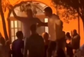 (VIDEO) Košarkaši lumpovali u Somboru: Jokić i Bobi POPELI SE NA STO na nastupu legendarne pjevačice