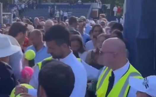 (VIDEO) POMAMA ZA NOVAKOM Đokovića opkolili navijači, a njegov gest oduševio je sve