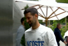 (VIDEO) SPOMINJE SE I KRAJ KARIJERE Novak Đoković sa kiselim osmijehom u kompleksu Rolan Garosa