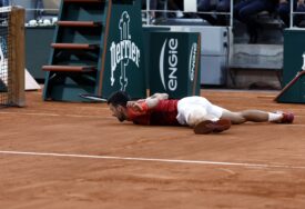 "Kako taj čovjek to izvodi" Novak Đoković šokirao Džona Mekinroa nastupom u osmini finala Rolan Garosa