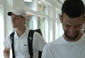 (VIDEO) "Bolje da to pitate Novaka" Đoković i Siner raspoloženi za šalu u Londonu