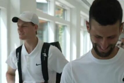 (VIDEO) "Bolje da to pitate Novaka" Đoković i Siner raspoloženi za šalu u Londonu