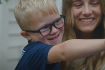 (VIDEO) Njegova snaga je INSPIRACIJA MNOGIMA: Oliver je dječak sa Daunovim sindromom koji obožava fudbal i školu, a najteže mu pada ljetnji raspust