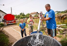 Brza reakcija gradonačelnika: Porodici Rakulj u Dragočaju dopremljena cisterna s vodom