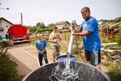 Brza reakcija gradonačelnika: Porodici Rakulj u Dragočaju dopremljena cisterna s vodom