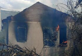 KUĆA U POTPUNOSTI IZGORJELA Požar zahvatio 2 doma, reagovali vatrogasci