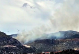 (VIDEO) POŽAR KOD SPLITA Na terenu veliki broj vatrogasaca, u gašenju učestvuju i kanaderi