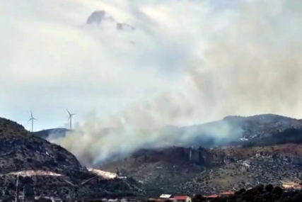 (VIDEO) POŽAR KOD SPLITA Na terenu veliki broj vatrogasaca, u gašenju učestvuju i kanaderi