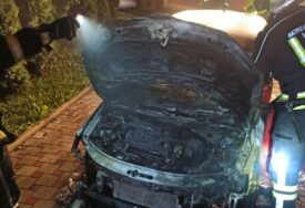 (FOTO) Vatrogasci odmah intervenisali: Gorio automobil u Banjaluci