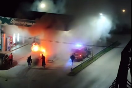 (VIDEO) Tragedija izbjegnuta za dlaku: Buknuo požar na BENZINSKOJ PUMPI prilikom sudara 2 automobila