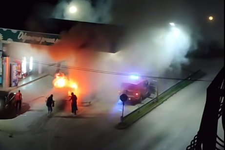 (VIDEO) Tragedija izbjegnuta za dlaku: Buknuo požar na BENZINSKOJ PUMPI prilikom sudara 2 automobila