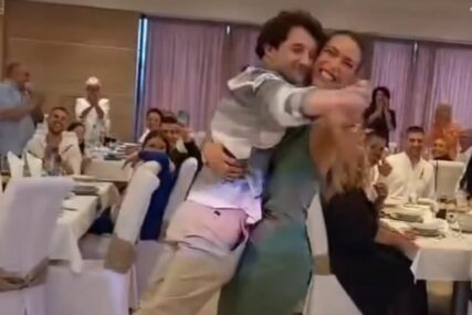 (VIDEO) "Kad se ženi Mali Stanoje visina nije bitna" Djevojka U NARUČJE UZELA GLUMCA da bi mogli da plešu, pa oboje pali pred gostima