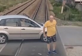 (VIDEO) Incident nasred pruge: Vozač automobila se posvađao sa mašinovođom, a onda je nastao haos