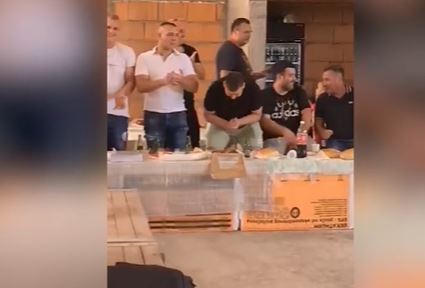 (VIDEO) SVE STAJE KADA ORLOVI IGRAJU Radnici na gradilištu prekinuli posao i gledali utakmicu Srbije i Slovenije
