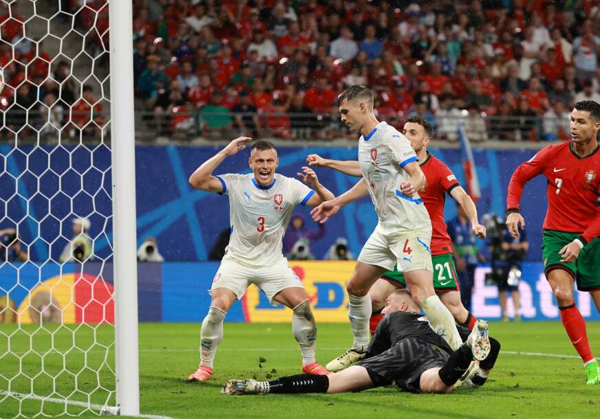 Robin Hranač postiže autogol u meču Češka - Portugal