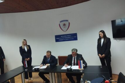 Siniša Karan i Ivica Dačić potpisuju memorandum o saradnji dva ministarstva tokom turističke sezone