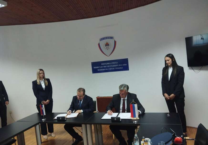 Siniša Karan i Ivica Dačić potpisuju memorandum o saradnji dva ministarstva tokom turističke sezone