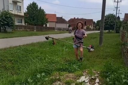 (VIDEO) "Neće mene pljačkati, mogu sama" Slavica Ćukteraš obula gumene čizme pa TRIMEROM KOSI travu