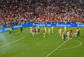 (VIDEO) Kući sa 2 boda na kontu: Navijači Srbije izviždali fudbalere i gađali ih čašama