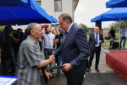 (FOTO) Vlada Srpske izgradila 5 zgrada u Bijeljini: Dodik uručio ključeve 12 stanova za izbjegle i raseljene u Amajlijama