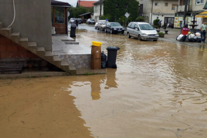 (FOTO) OLUJNO NEVRIJEME U NOVOM GRADU Bujice poplavile saobraćajnicu i 2 domaćinstva, ekipe Civilne zaštite na terenu