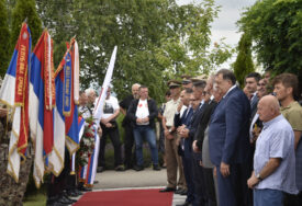 (FOTO) Za proboj koridora život dalo 888 heroja: Na Dugoj Njivi služen parastos i položeni vijenci poginulim srpskim ratnicima