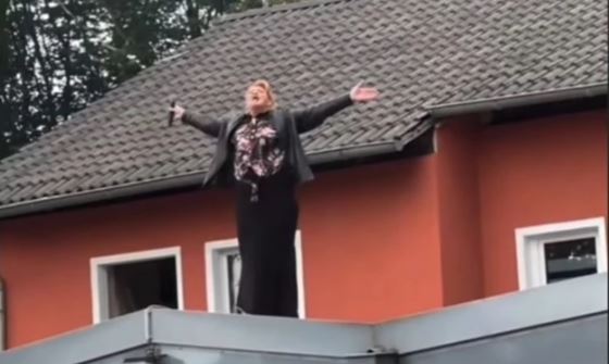 Ćana se popela na krov i zapjevala