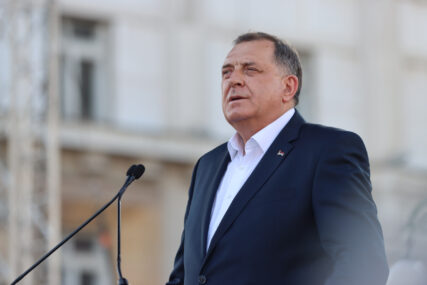 "Srpski narod će se ujediniti ovog vijeka" Dodik ispred kule "Beograd" poručio da uspiju oni koji se usude da brane svoj identitet