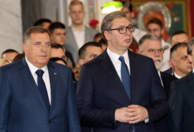 (FOTO) "Samo sa ponosom na prošlost možemo graditi budućnost" Vučić povodom Svesrpskog sabora poslao poruku mira