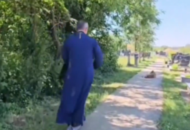 (VIDEO) TESTIRAO ELEKTRIČNI TROTINET NA GROBLJU Zbog ovog pravoslavnog sveštenika ljudi se krste i lijevom i desnom