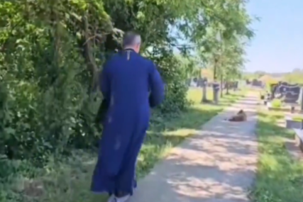 (VIDEO) TESTIRAO ELEKTRIČNI TROTINET NA GROBLJU Zbog ovog pravoslavnog sveštenika ljudi se krste i lijevom i desnom