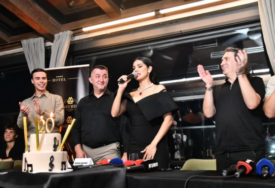 (VIDEO) Uzavrela atmosfera na promociji albuma Tanje Savić: Pjevačica se latila mikrofona, pa stigla POSEBNA TORTA