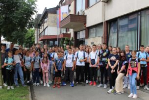 Učenici sa Kosova-  Metohije ispred gradske uprave Gradiška