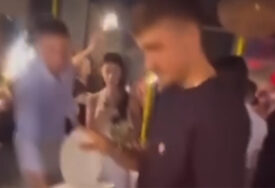 (VIDEO) NIKOLE ASISTIRAJU Bogdan Bogdanović u provodu sa saigračima razbijao tanjire