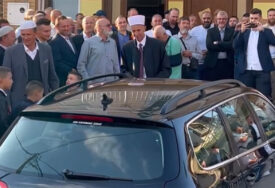 (VIDEO) POKLON ZA PENZIJU Vjernici iz Željeznog Polja imamu poklonili automobil