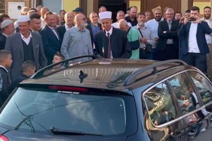 (VIDEO) POKLON ZA PENZIJU Vjernici iz Željeznog Polja imamu poklonili automobil
