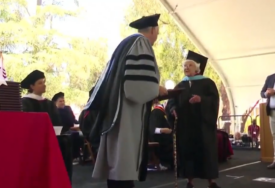 (VIDEO) Diplomu čekala od DRUGOG SVJETSKOG RATA: Baka Virdžinija (105) magistrirala na fakultetu nakon 80 godina