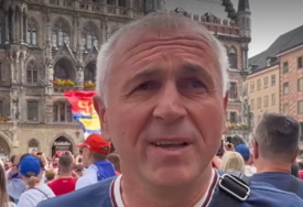 (VIDEO) "Bolje ne" Otac reprezentativca Srbije u Minhenu bodri Orlove