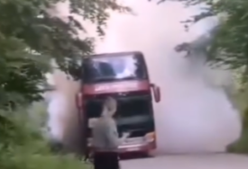 (VIDEO) JEZIVA SCENA Zapalio se autobus pun djece