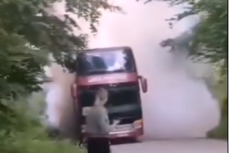 (VIDEO) DJECA SE IGRALA UPALJAČEM Oglasio se prevoznik nakon što se zapalio autobus pun osnovaca