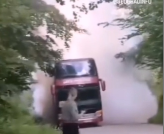 (VIDEO) JEZIVA SCENA Zapalio se autobus pun djece
