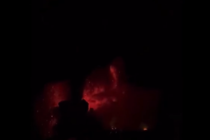 (VIDEO) Vlasti izdale upozorenje: Eruptirao vulkan Ibu u Indoneziji