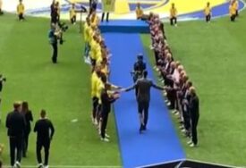 (VIDEO) Kraj veličanstvene karijere: Šveđani priredili SPEKTAKULARNU KOREOGRAFIJU Ibrahimoviću koji nije mogao da zadrži suze