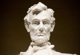 (FOTO) Spomenik na popravci: Voštana figura Abrahama Linkolna otopila se zbog velike vrućine
