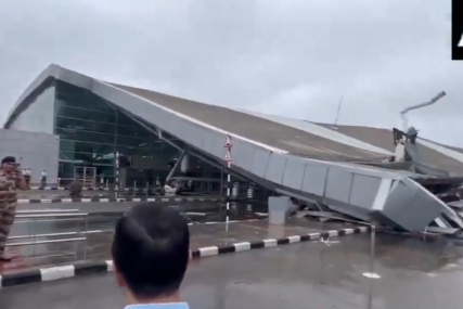 (VIDEO) HAOS U INDIJI Srušio se krov na aerodromu u Nju Delhiju, ima žrtava, svi letovi otkazani