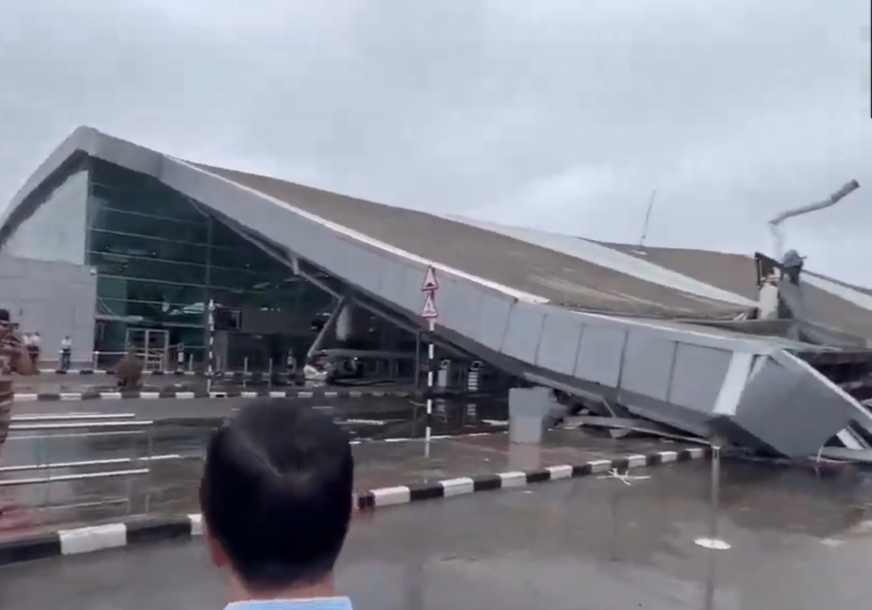 Srušio se krov na aerodromu u Nju Delhiju