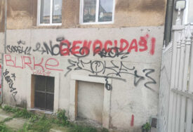PROVOKACIJE ZBOG REZOLUCIJE Na zgradi u blizini ambasade Srbije u Sarajevu osvanuo natpis "genocidaši", na meti bila još 2 diplomatska predstavništva iz ovih država