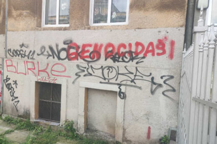 natpis genocidaši na ambasadi srbije u sarajevu