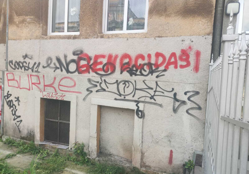 natpis genocidaši na ambasadi srbije u sarajevu