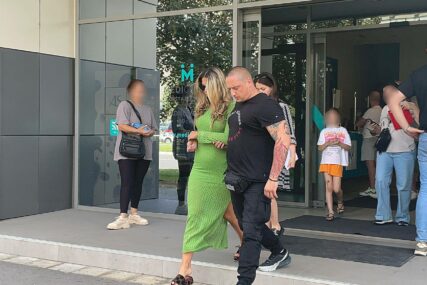 (FOTO) PREKINULA TRUDNOĆU Aneli Ahmić napustila kliniku, hoda uplakana i pognute glave